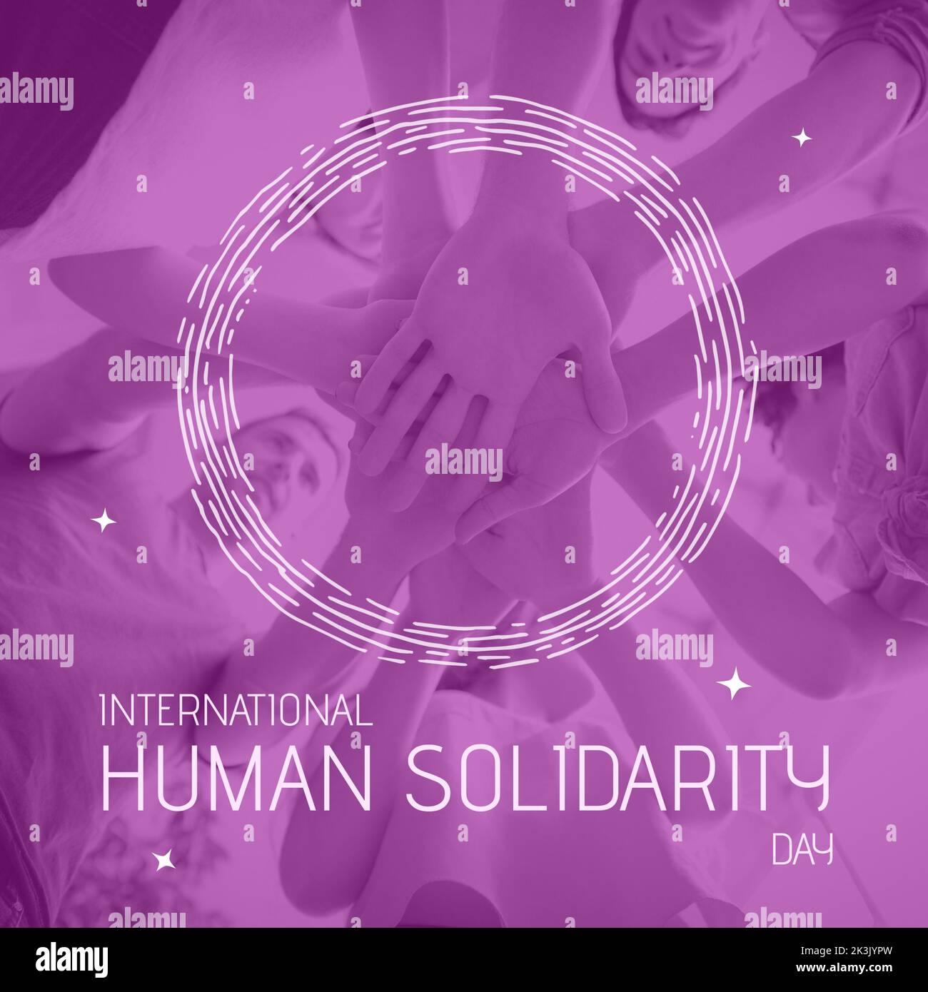 Composizione del testo internazionale della giornata della solidarietà umana su un impilamento di mani di persone diverse Foto Stock