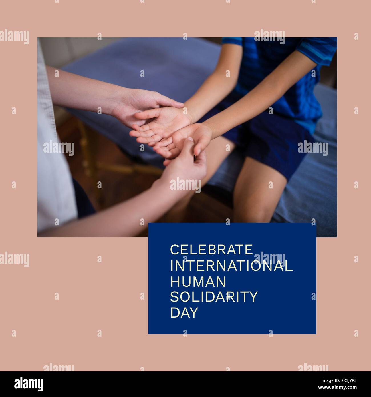 Composizione del testo internazionale della giornata della solidarietà umana e delle persone che tengono le mani Foto Stock