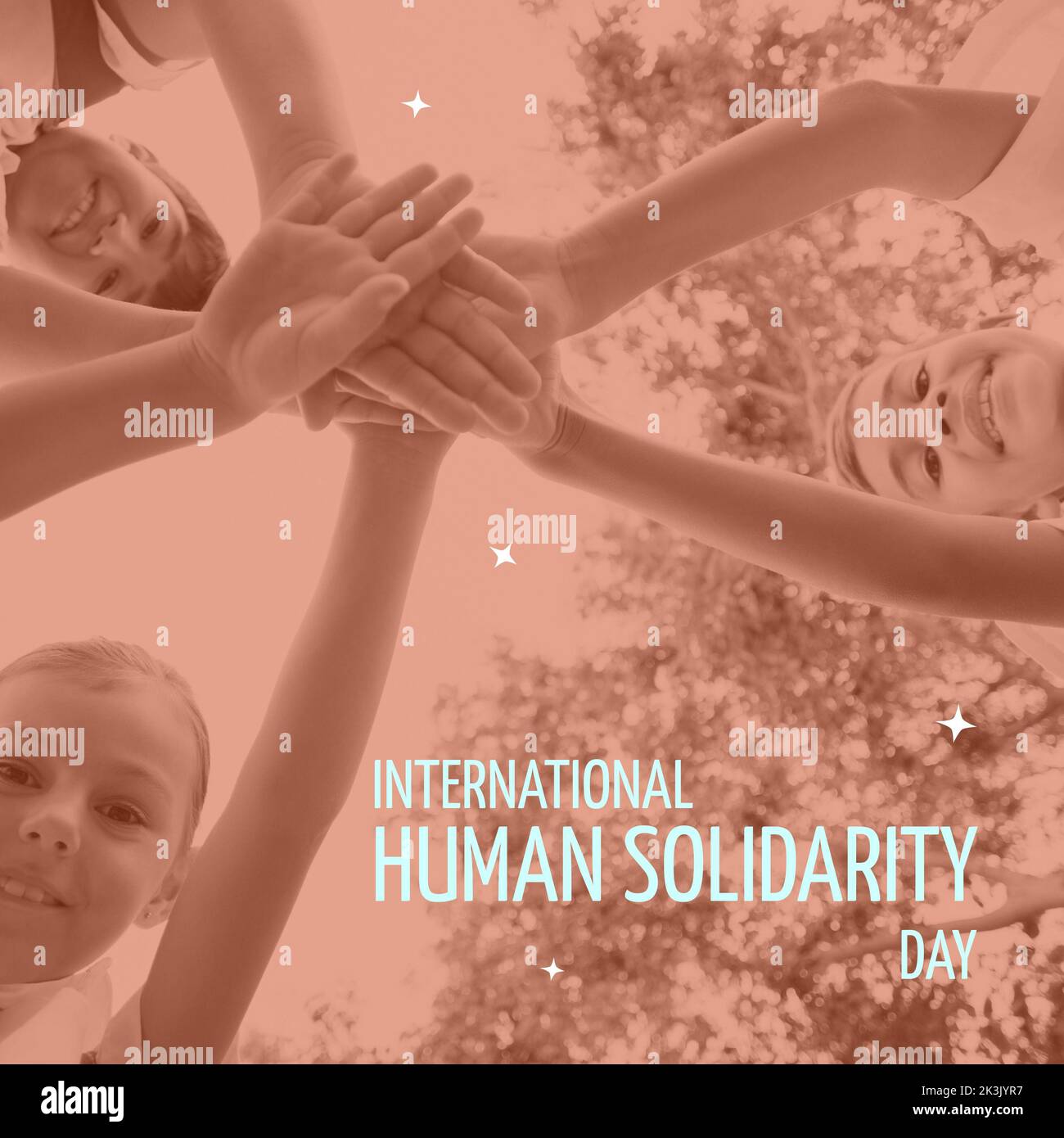 Composizione del testo internazionale della giornata della solidarietà umana su diversi bambini impilati a mano Foto Stock