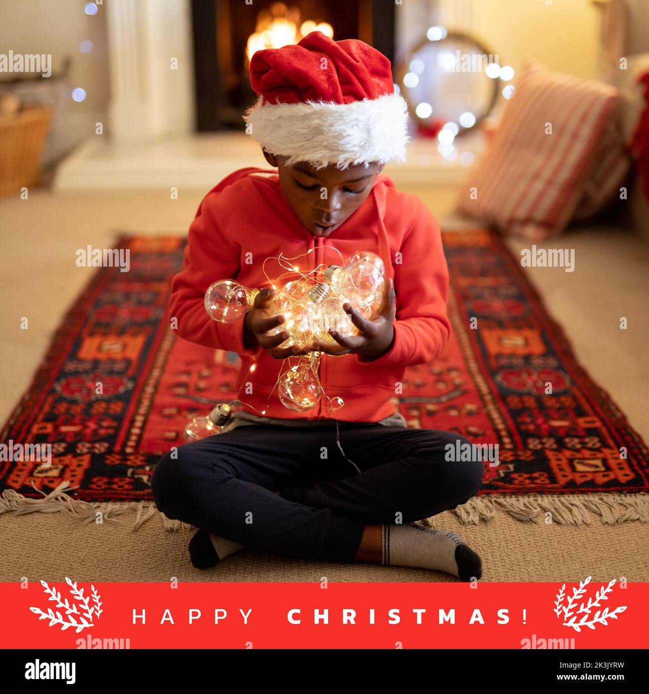 Composizione di allegro testo natalizio su ragazzo afro-americano Foto Stock