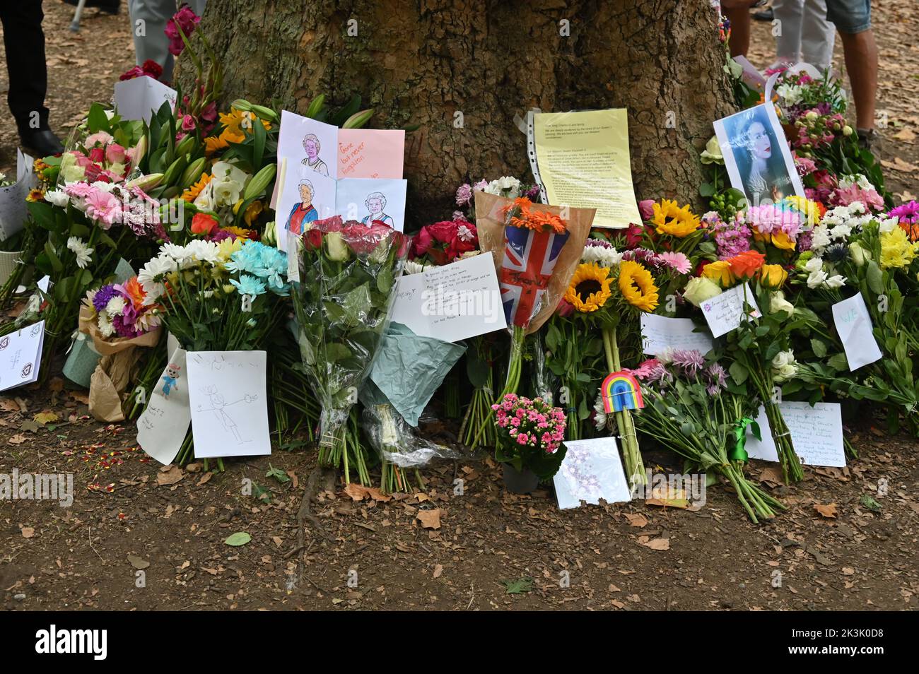 Dopo la morte della Regina Elisabetta II, avvenuta il 8 settembre 2022, molte persone hanno reso tributi floreali. Questi esempi sono stati presentati a Green Park, Londra. Foto Stock