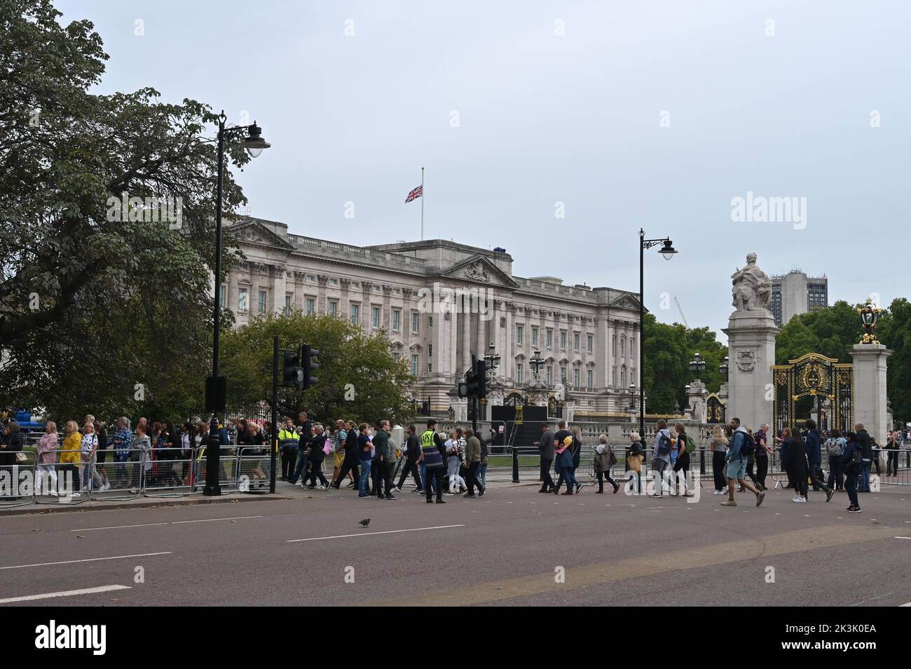 L'Union Jack vola a metà albero sopra Buckingham Palace, Londra dopo la morte della regina Elisabetta II di HM il 8 settembre 2022 Foto Stock