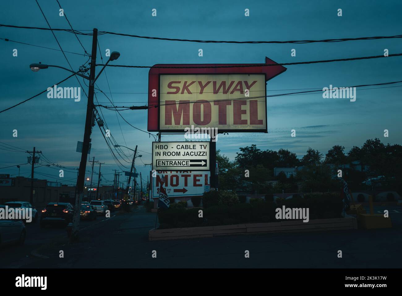 Cartello Skyway Motel di notte, Jersey City, New Jersey Foto Stock