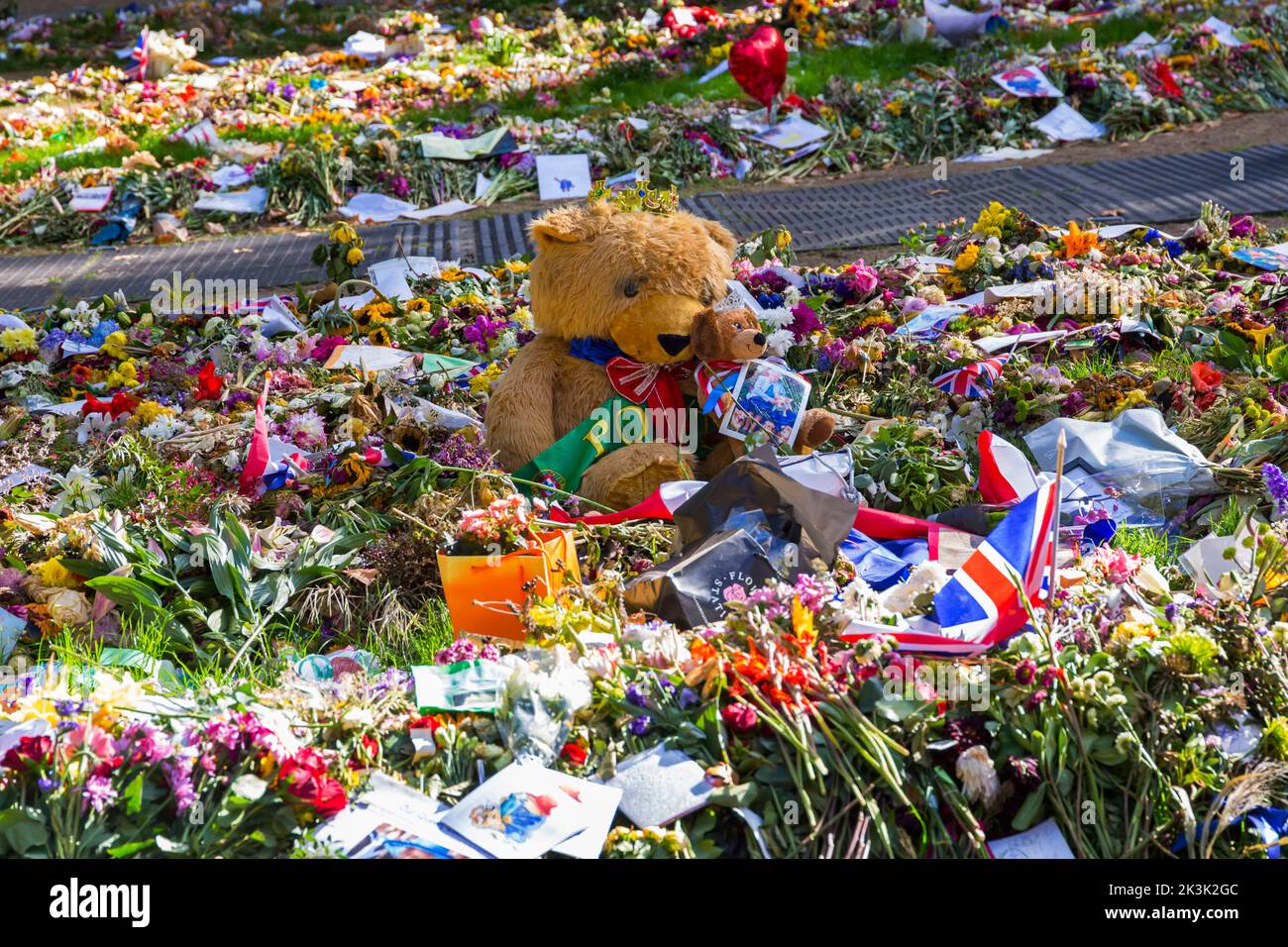 Messaggi poignant e tributi floreali alla fine della Regina Elisabetta II a Green Park, Londra UK nel mese di settembre - i fiori sono appassionanti ma i ricordi indugiano Foto Stock