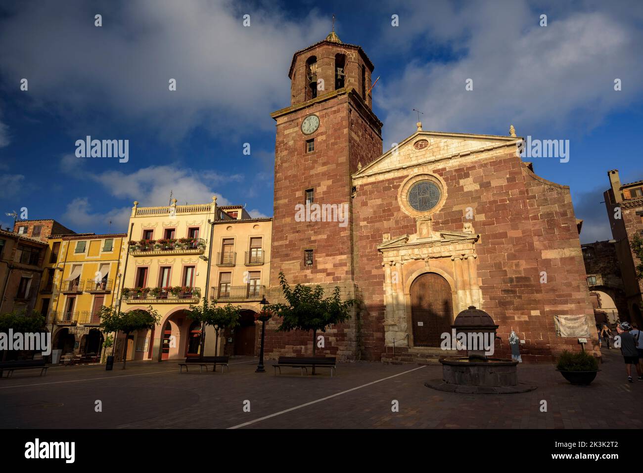 Piazza maggiore e la chiesa di Santa Maria la Major a Prades al tramonto (campo Baix, Tarragona, Catalogna, Spagna) ESP Plaza Mayor e iglesia de Prades Foto Stock