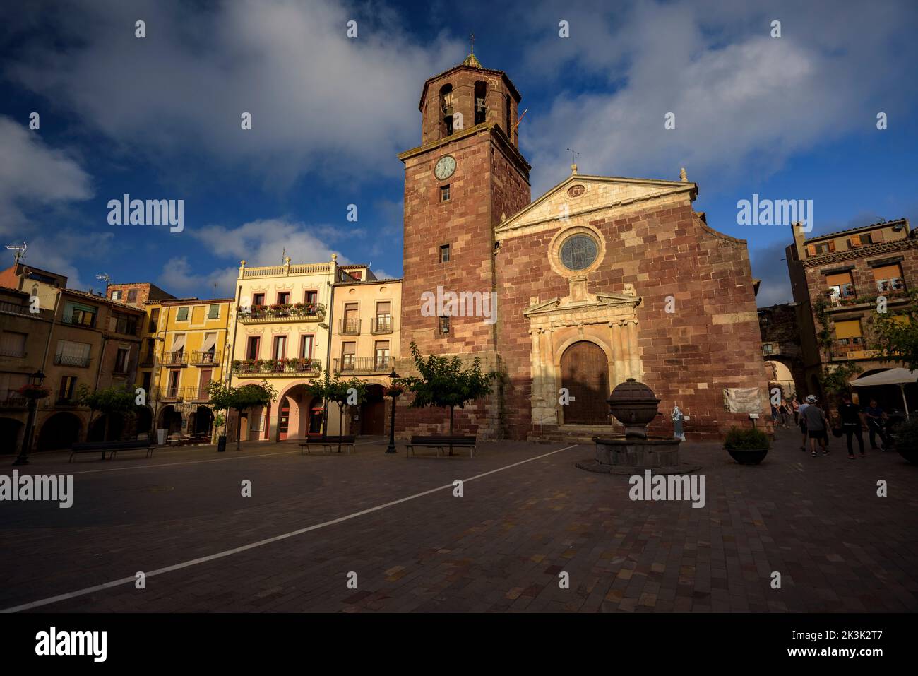 Piazza maggiore e la chiesa di Santa Maria la Major a Prades al tramonto (campo Baix, Tarragona, Catalogna, Spagna) ESP Plaza Mayor e iglesia de Prades Foto Stock