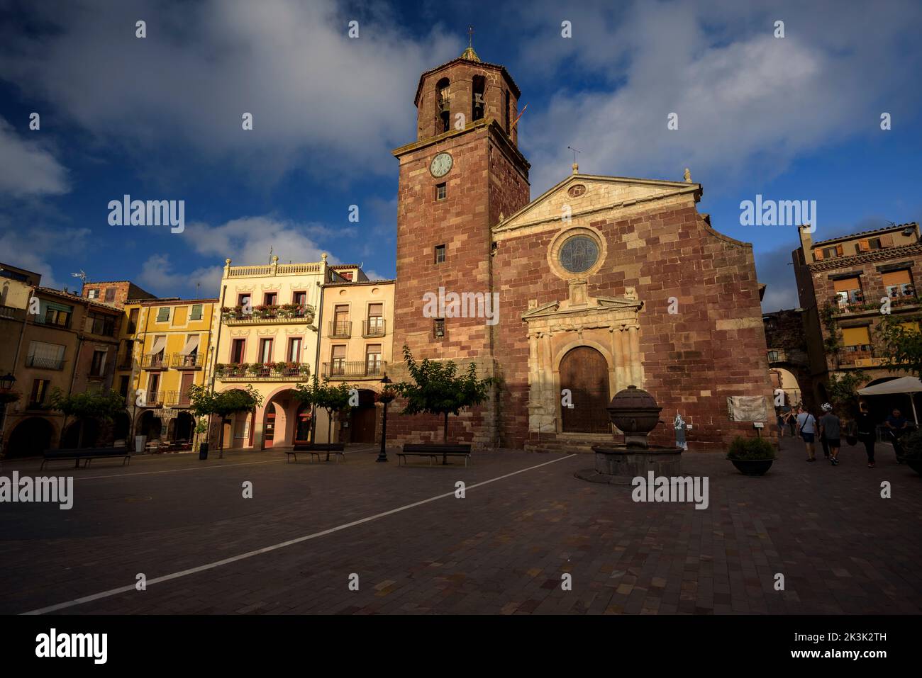 Piazza maggiore e la chiesa di Santa Maria la Major a Prades al tramonto (campo Baix, Tarragona, Catalogna, Spagna) ESP Plaza Mayor e iglesia de Prades Foto Stock