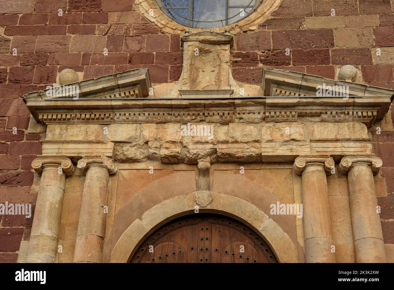 Piazza maggiore e la chiesa di Santa Maria la Major a Prades al tramonto (campo Baix, Tarragona, Catalogna, Spagna) ESP Plaza Mayor e iglesia de Prades Foto Stock