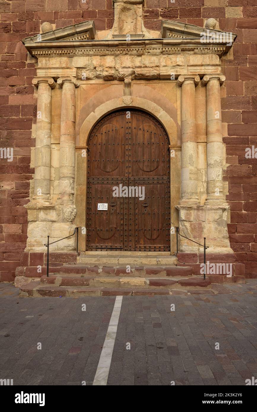 Piazza maggiore e la chiesa di Santa Maria la Major a Prades al tramonto (campo Baix, Tarragona, Catalogna, Spagna) ESP Plaza Mayor e iglesia de Prades Foto Stock