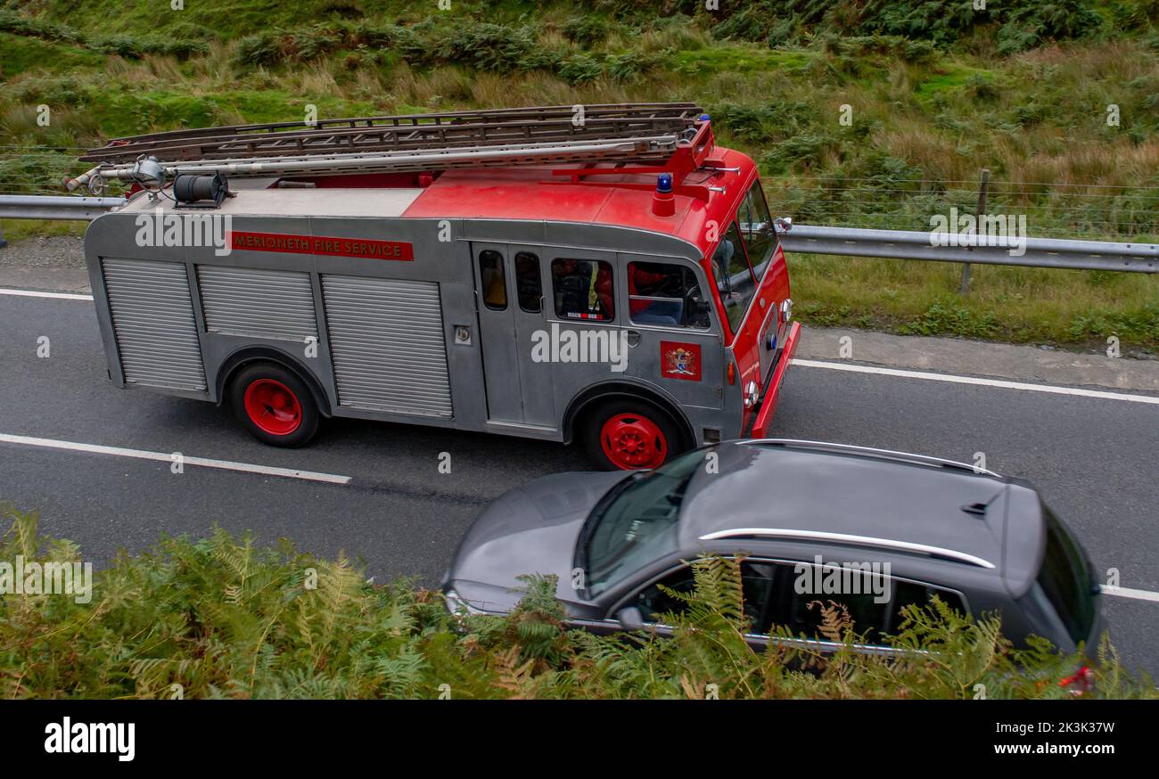 Un motore originale Bedford d'epoca acquistato per la stazione dei vigili del fuoco di Aberdyfi nel 1968 è tornato in strada e ha qualche restauro. Foto Stock