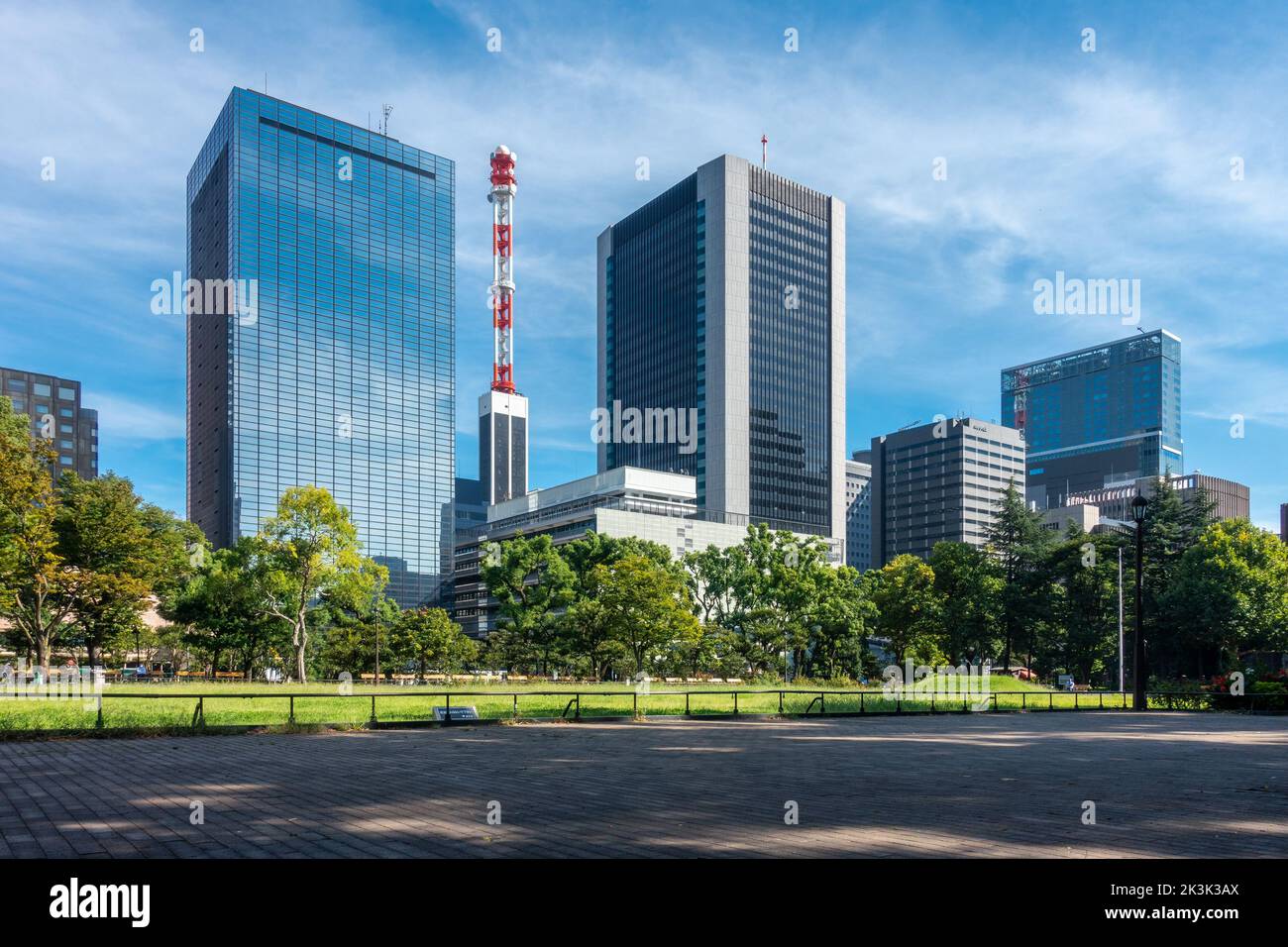 Tokyo, Giappone - 09.14.2022: Grattacieli moderni nel centro di Tokyo visti dal Parco Hibiya. Bella giornata di sole nel centro della capitale giapponese. Foto Stock