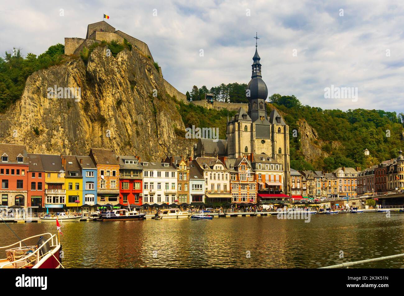 Vista della città di Dinant dal fiume Mosa Foto Stock