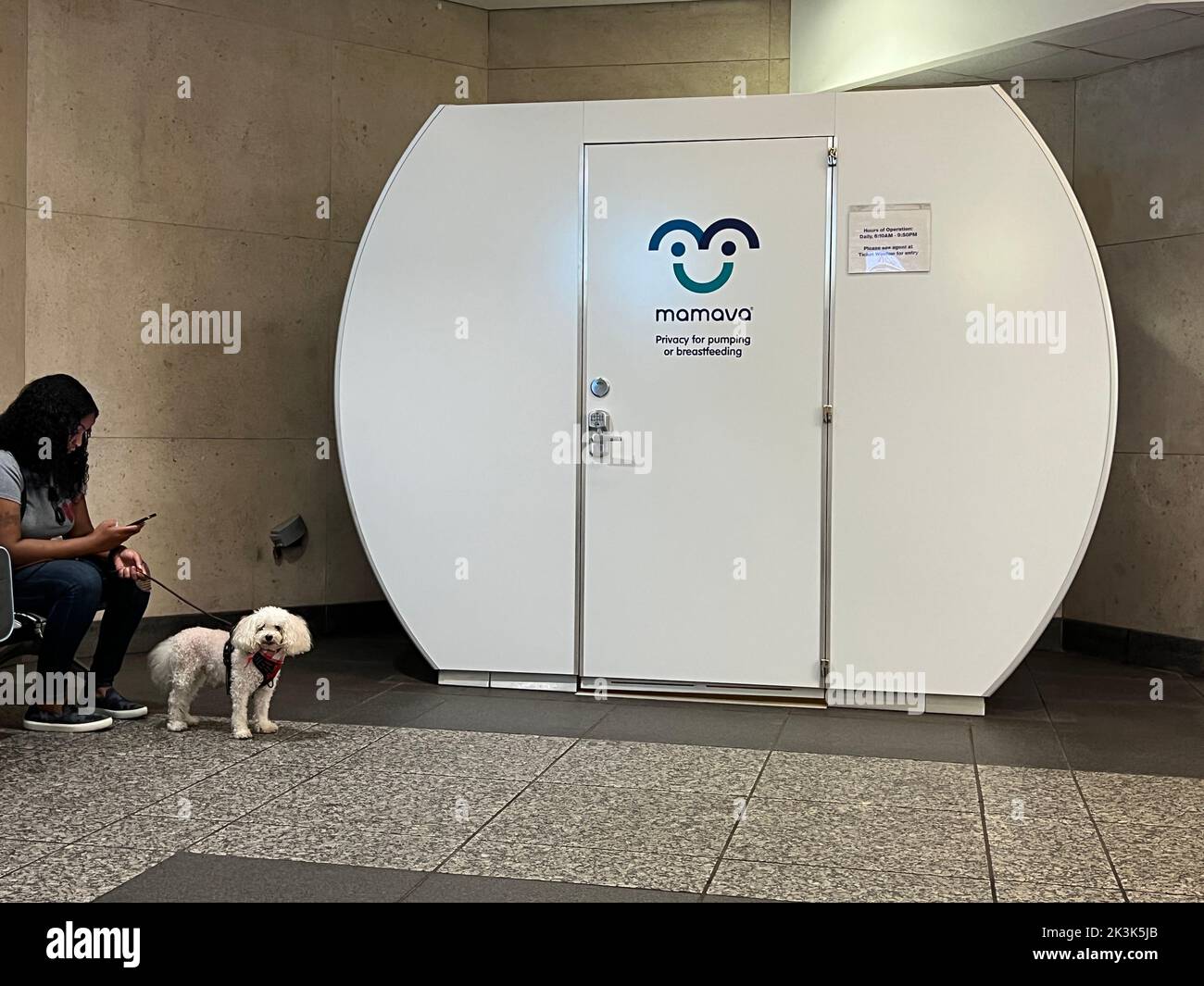 Speciale stazione di allattamento al seno e di pompaggio per le donne installata presso la stazione ferroviaria di Atlantic Avenue Long Island a Brooklyn, New York. Foto Stock