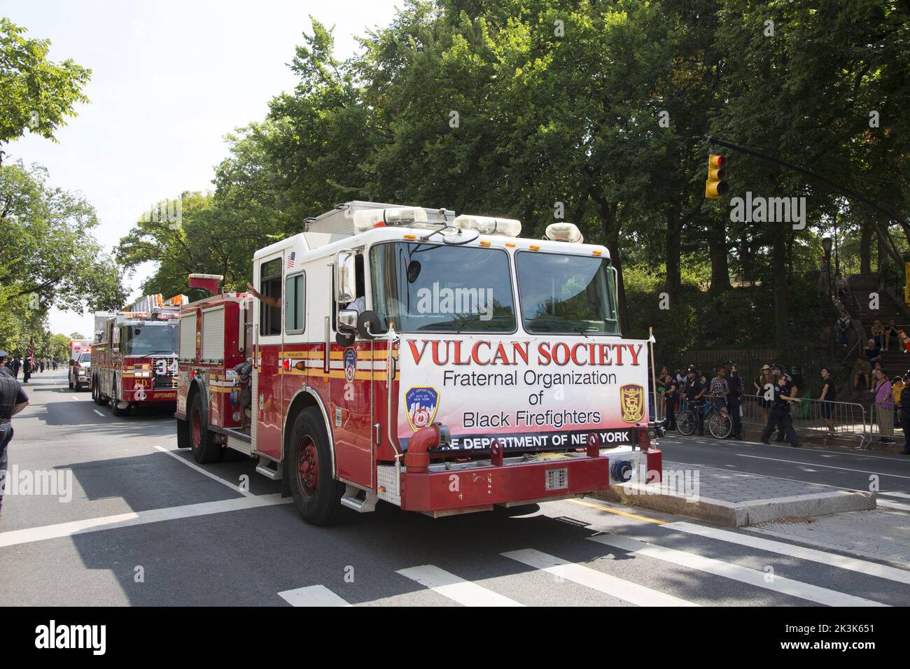 Il West Indian Day Parade Carnival è una celebrazione annuale della cultura indiana occidentale, che si tiene ogni anno intorno al primo lunedì di settembre a Crown Heights, Brooklyn, New York. La Vulcan Society of Black vigile del fuoco con la FDNY che mostra il loro banner. Foto Stock