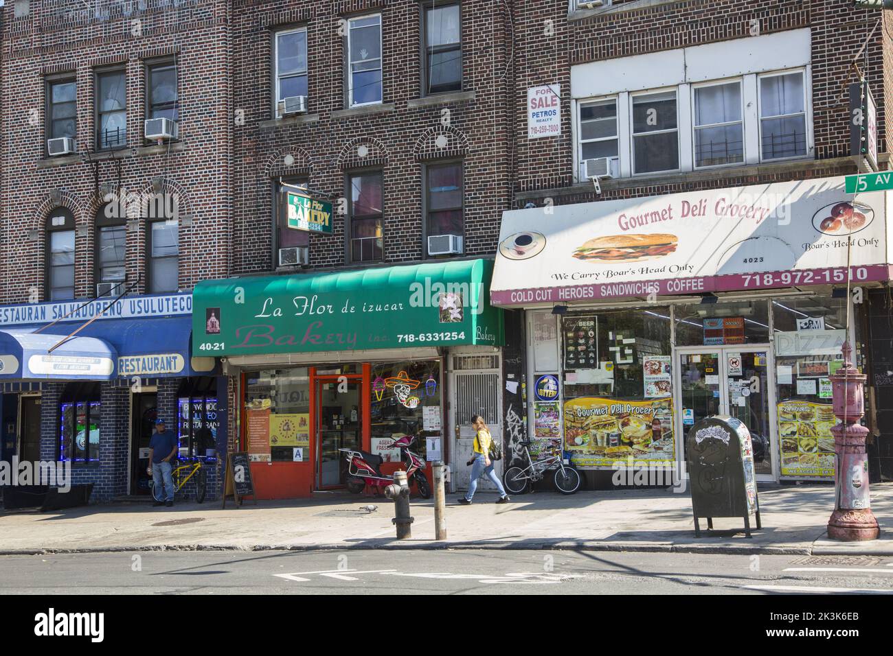 Vita lungo la 5th Avenue nel quartiere altamente ispanico e multietnico di Sunset Park a Brooklyn, New York. Foto Stock