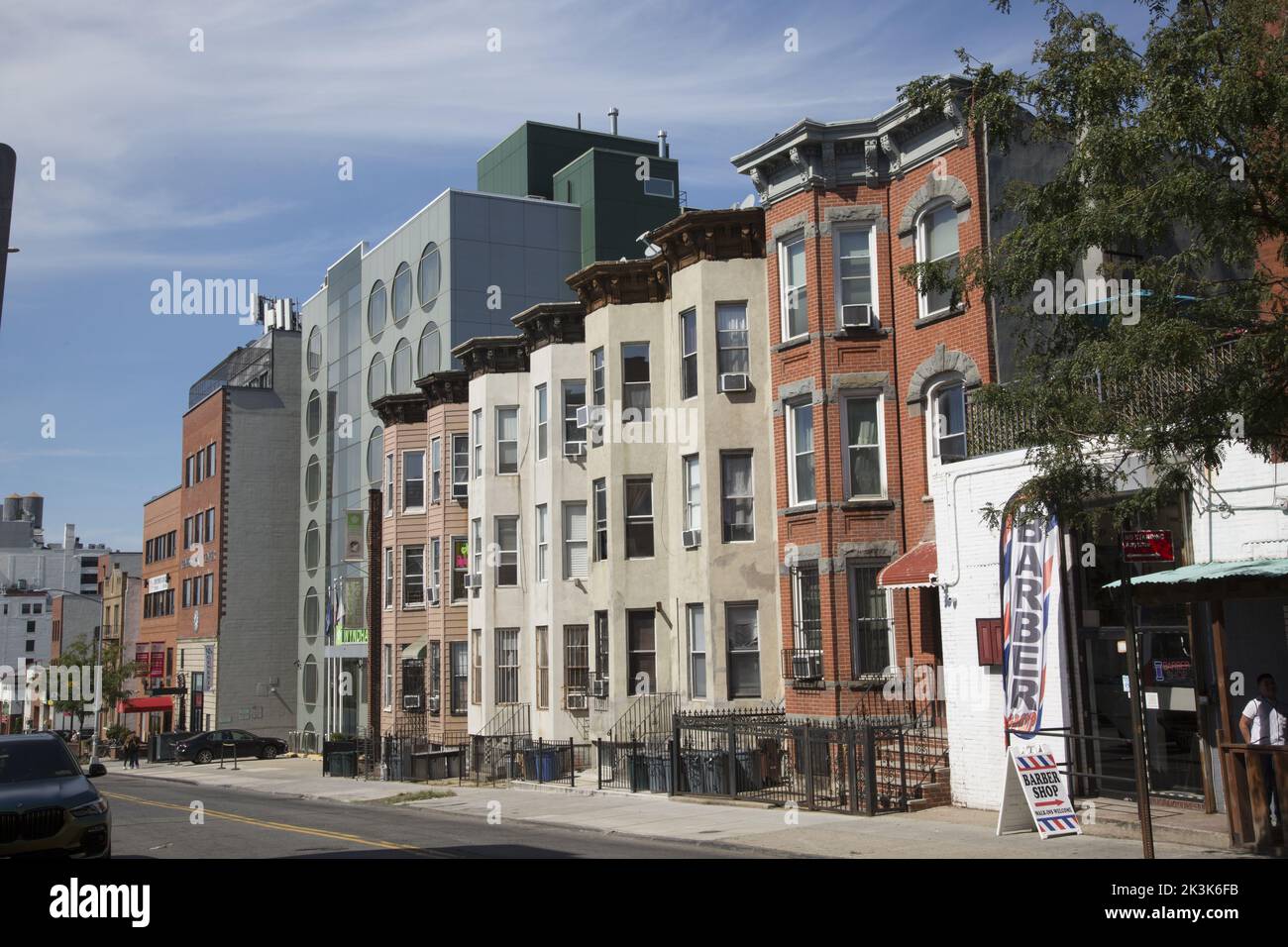 Vecchio e nuovo fianco a fianco nel quartiere Sunset Park di Brooklyn, New York. Foto Stock
