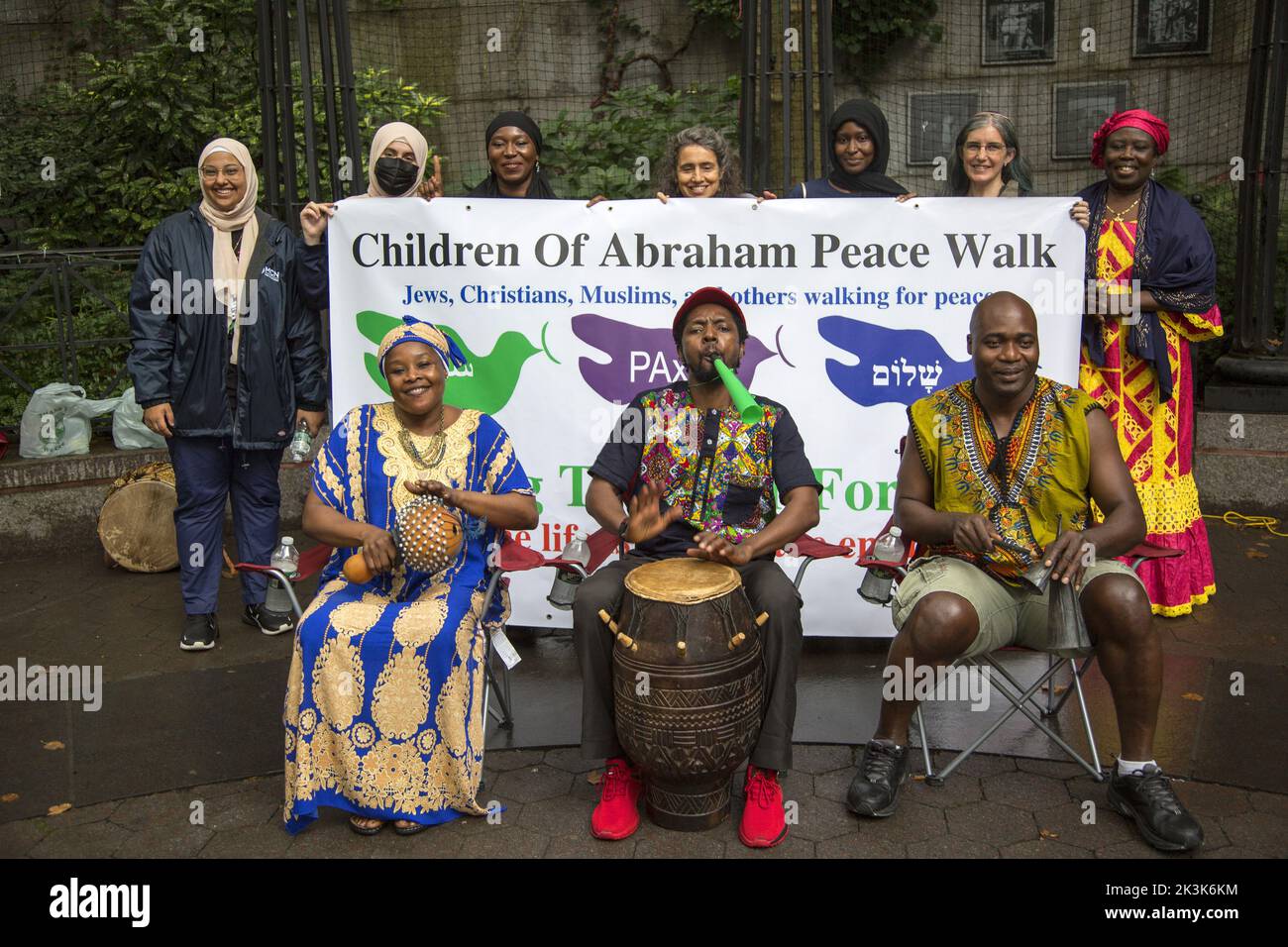 I membri di vari gruppi religiosi e religioni si riuniscono dalle Nazioni Unite per la passeggiata annuale dei Bambini di Abraham nella città di New York. Foto Stock
