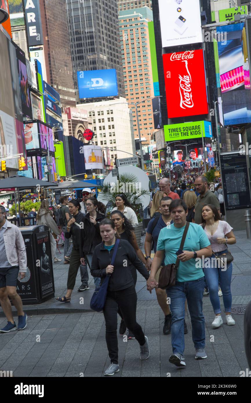 Persone che camminano a Broadway a Times Square, New York City. Foto Stock