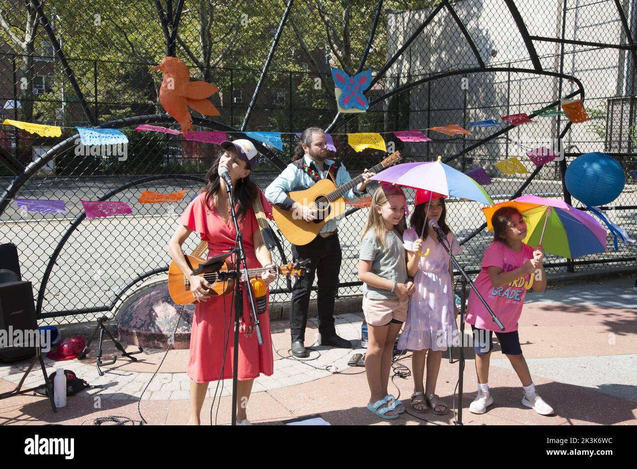 I bambini ballano e cantano in un festival multiculturale a Brooklyn, New York. Foto Stock