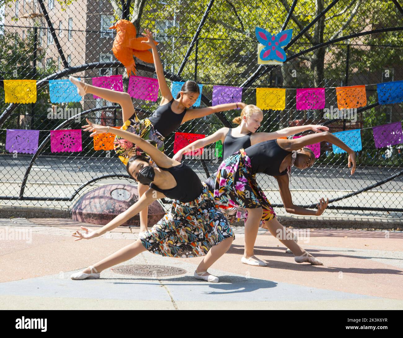 I ballerini moderni dell'età scolastica con la Cynthia King Dance School si esibiscono in un festival scolastico multiculturale a Brooklyn, New York. Foto Stock