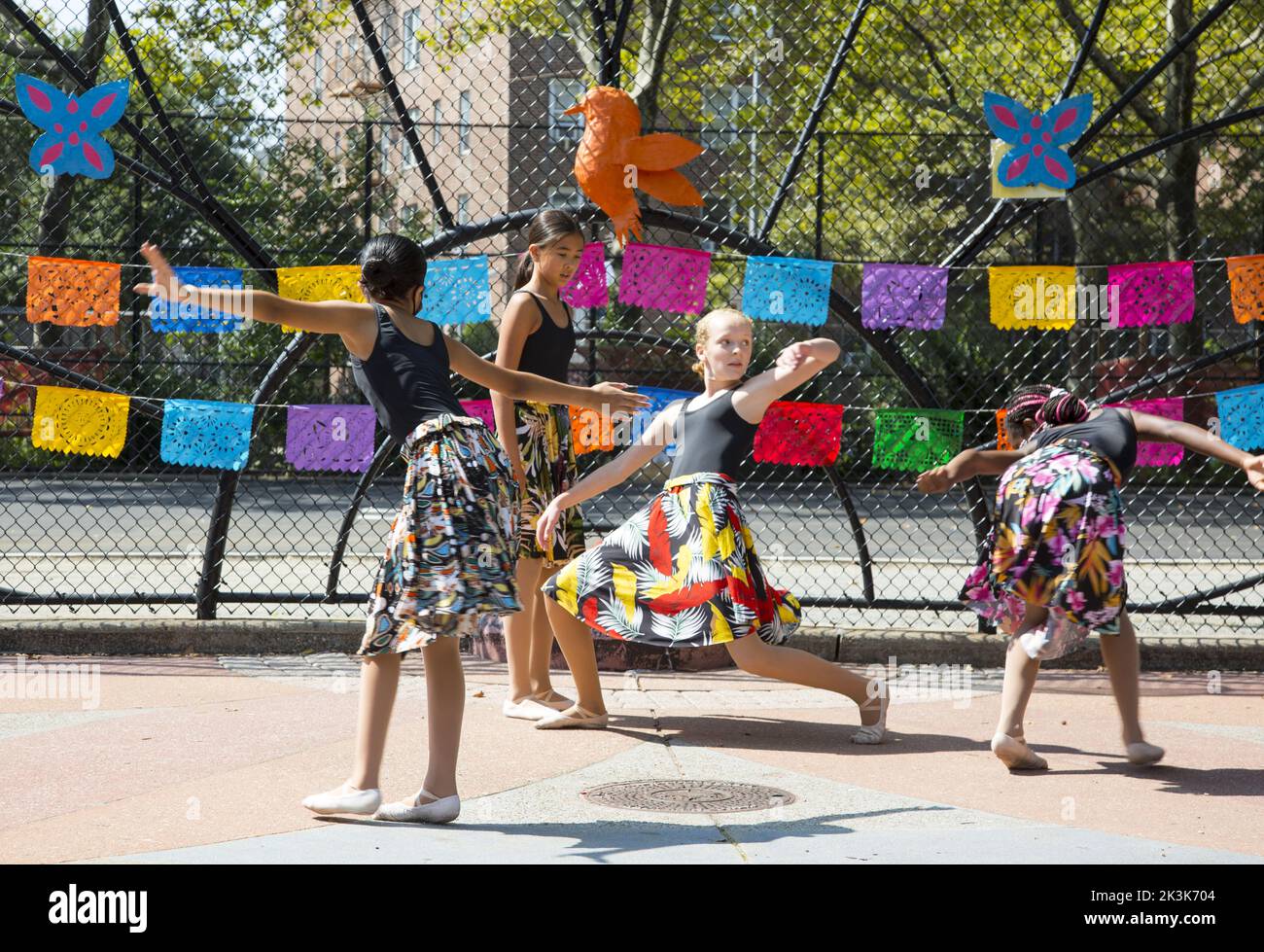 I ballerini moderni dell'età scolastica con la Cynthia King Dance School si esibiscono in un festival scolastico multiculturale a Brooklyn, New York. Foto Stock