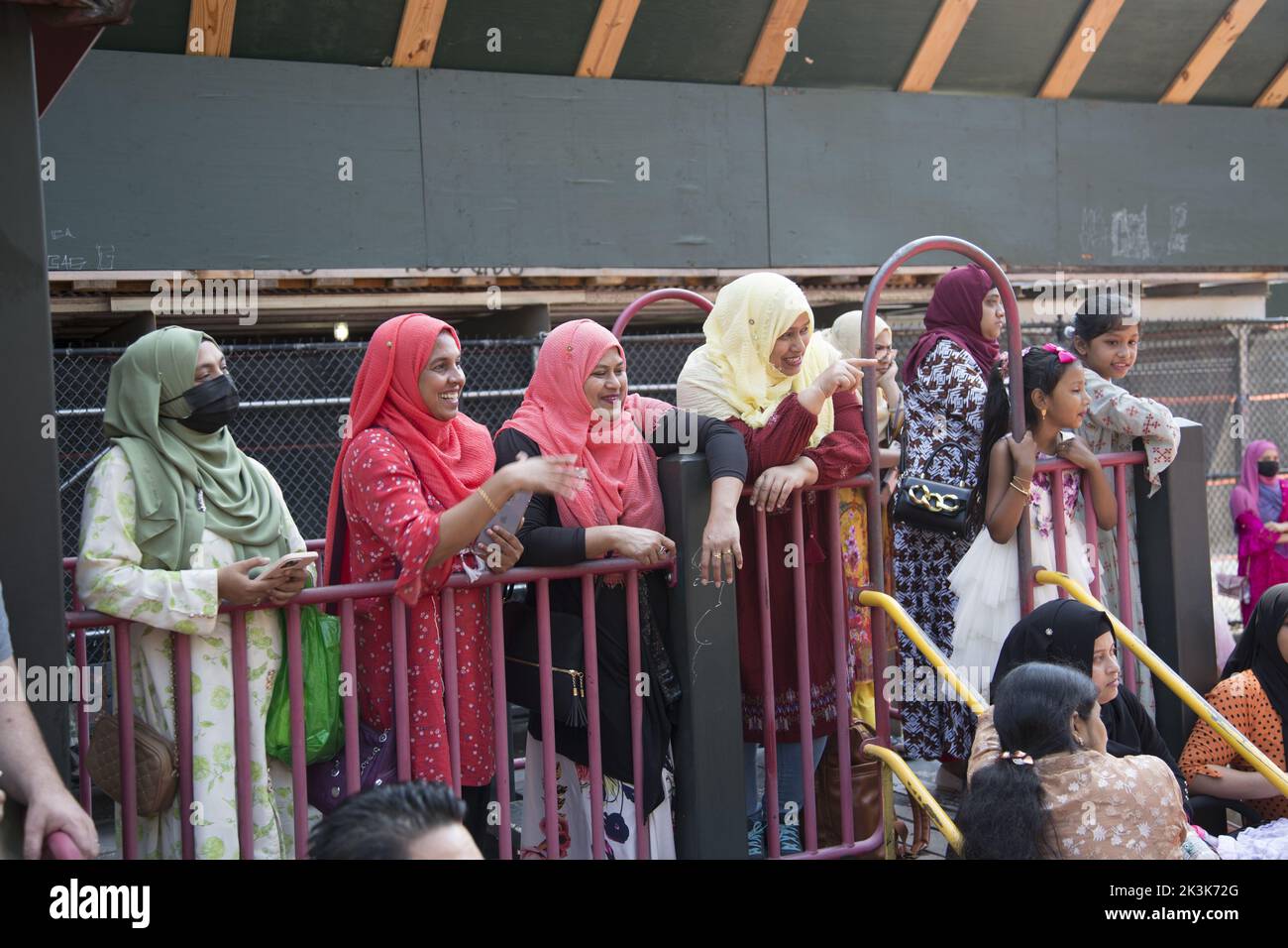 Le mamme del Bangladesh guardano mentre un gruppo di bambini del Bangladesh si esibiscono in un festival scolastico multiculturale a Brooklyn, New York. Foto Stock