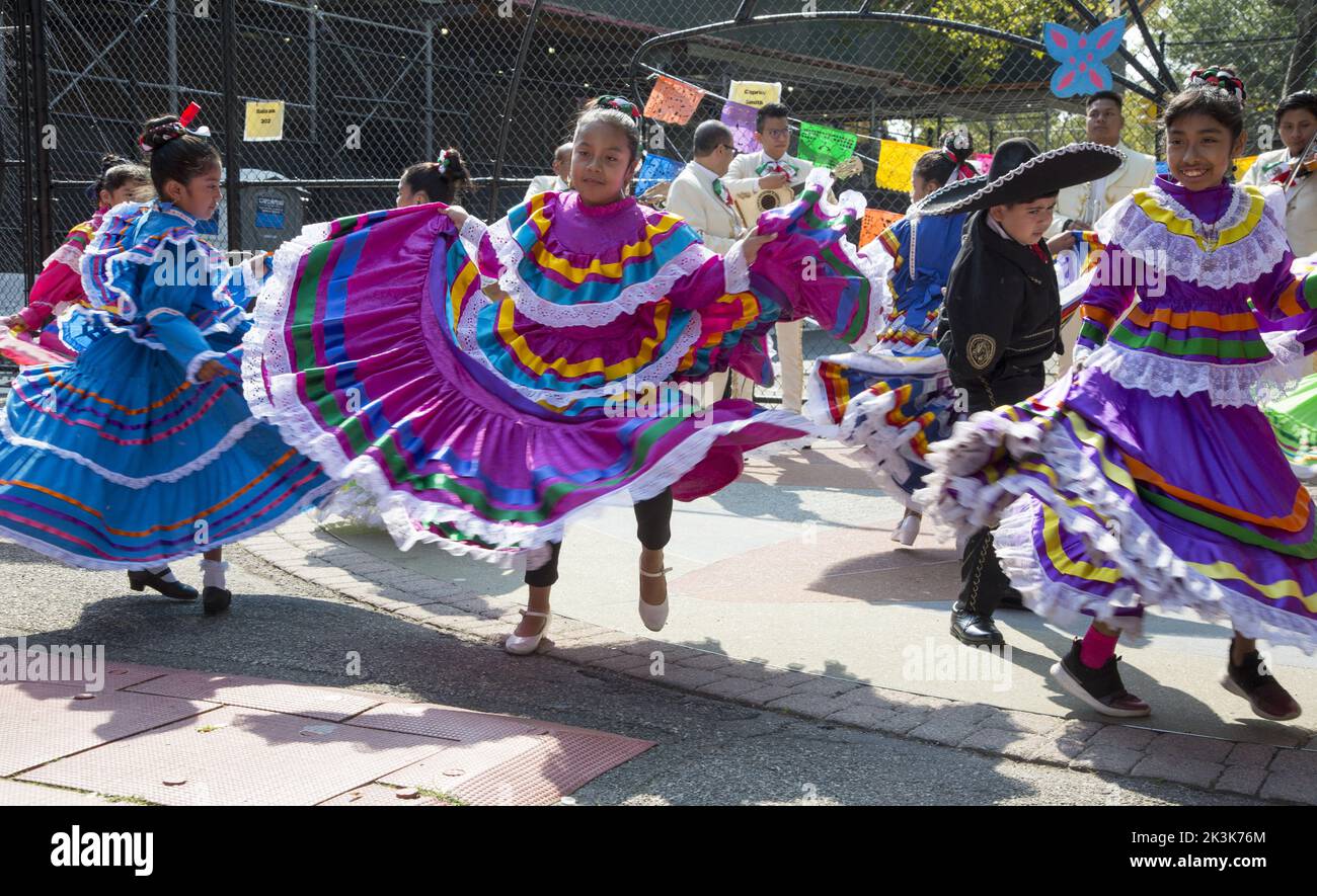 I ballerini Child Mariachi si esibiscono durante le celebrazioni del Mexican Independence Day in un festival multiculturale scolastico a Brooklyn, New York. Foto Stock