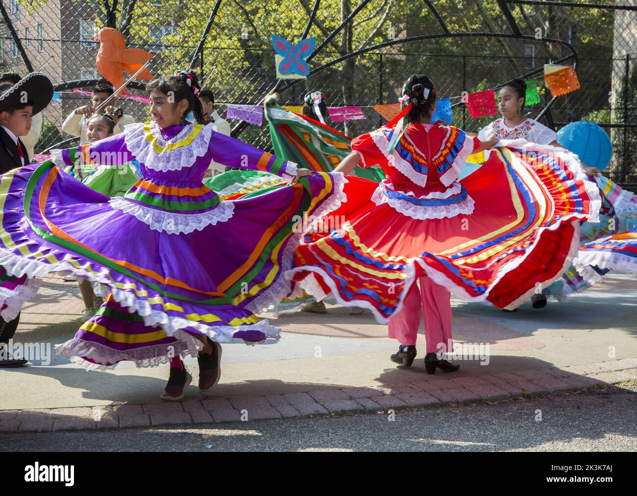 I ballerini Child Mariachi si esibiscono durante le celebrazioni del Mexican Independence Day in un festival multiculturale scolastico a Brooklyn, New York. Foto Stock