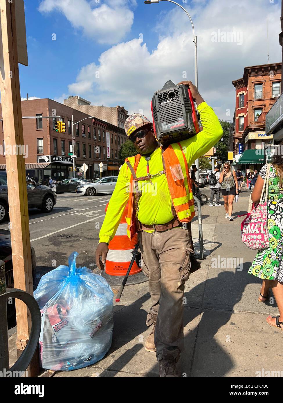 L'operaio trasporta un'attrezzatura per strada a Park Slope, Brooklyn, New York. Foto Stock