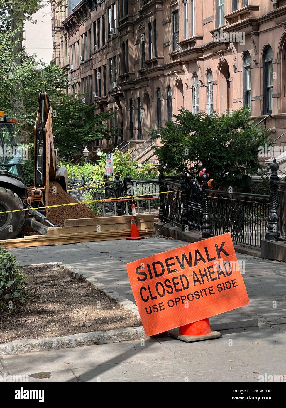 Il marciapiede è chiuso durante un intervento di riparazione su una strada residenziale nel quartiere Park Slope di Brooklyn, New York. Foto Stock