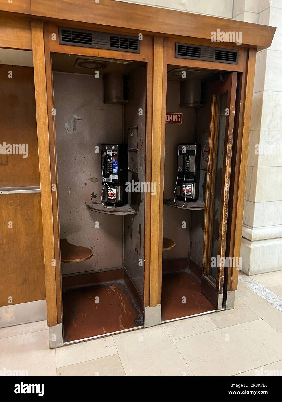 Le cabine telefoniche si trovano ancora nella New York Public Library diventando un pezzo storico di tecnologia a 42nd Street, New York City. Foto Stock