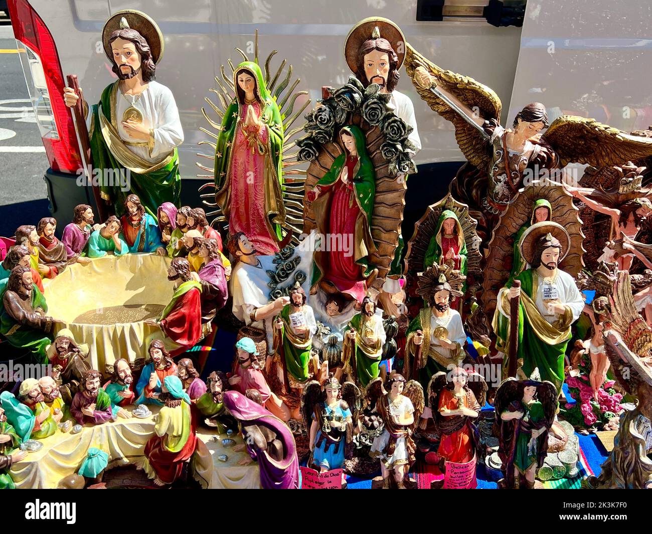 Religioso e altre statue made in Mexico per la vendita sulla strada sulla 5th Avenue nella sezione altamente ispanica di Sunset Park, Brooklyn, New York. Foto Stock