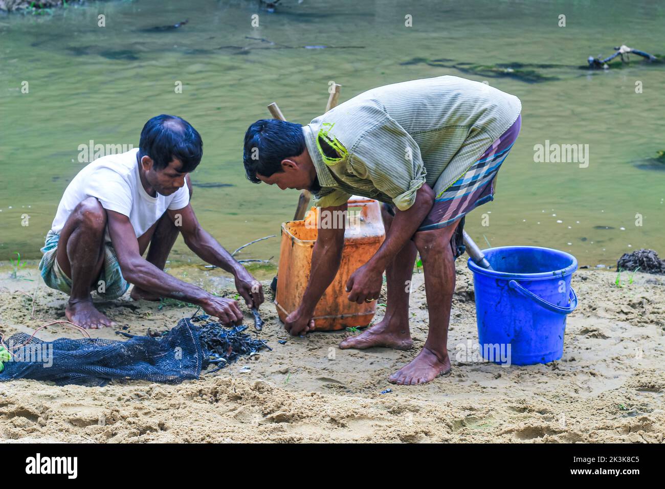 I pescatori tribali pescano con le reti da pesca nel torrente. I tribali hanno il loro proprio metodo di pesca. Foto Stock