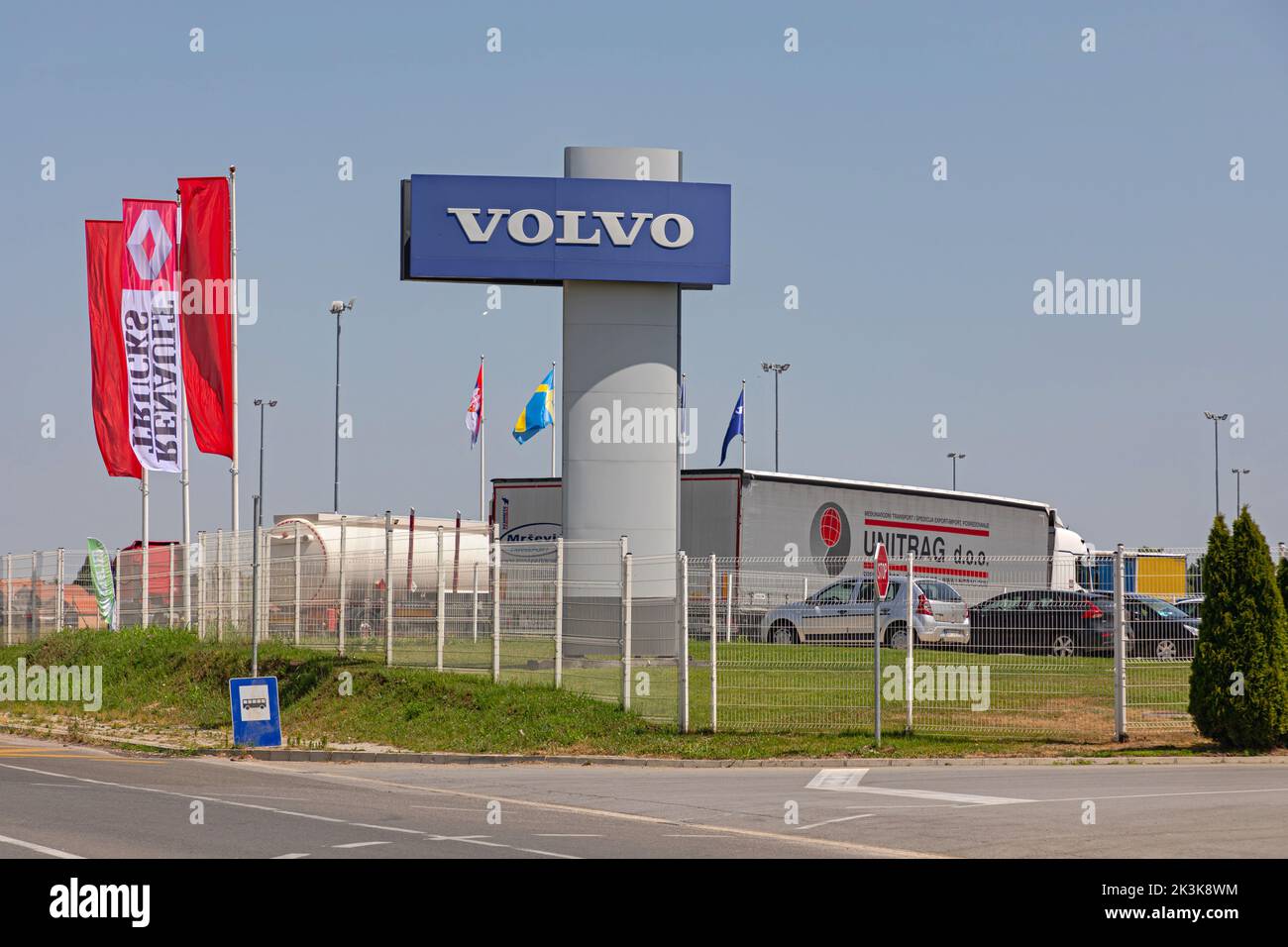 Belgrado, Serbia - 30 giugno 2021: Renault Trucks e le bandiere svedesi di segnale Volvo presso il Dealership Service Garage. Foto Stock