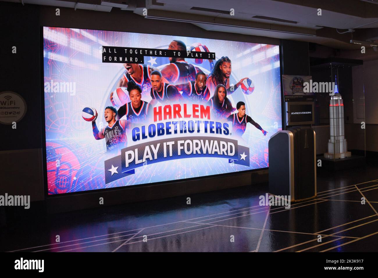 New York, Stati Uniti. 27th Set, 2022. Atmosfera durante la visita di Harlem Globetrotters all'Empire state Building per promuovere il loro nuovo spettacolo 'Harlem Globetrotter: Play IT Forward' a New York, NY, il 27 settembre 2022. (Foto di Efren Landaos/Sipa USA) Credit: Sipa USA/Alamy Live News Foto Stock