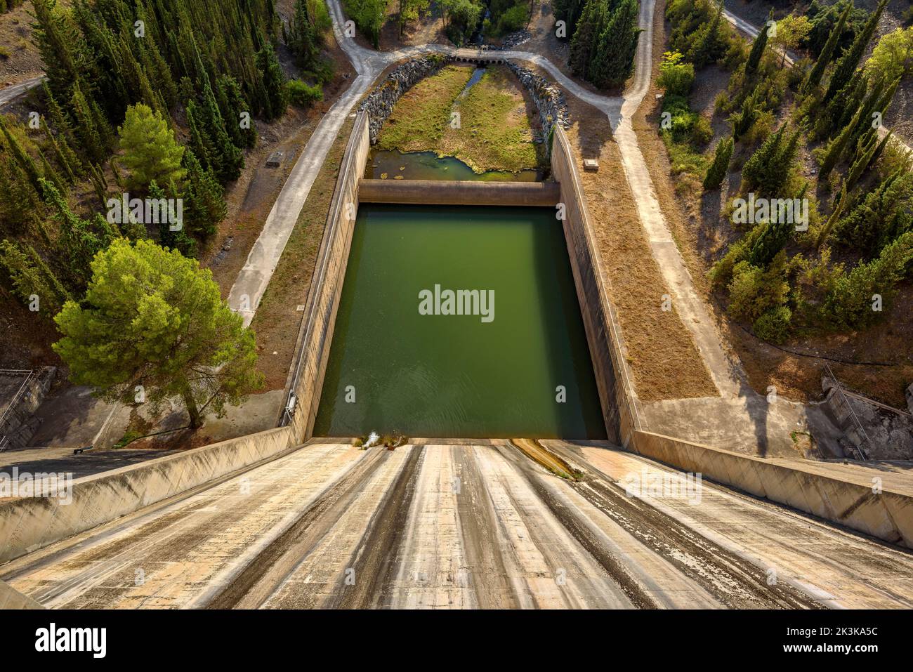 Diga del bacino idrico di Siurana, dove l'acqua del fiume Siurana viene trasferita al bacino idrico di Riudecanyes (Priorat, Tarragona, Catalogna, Spagna) Foto Stock