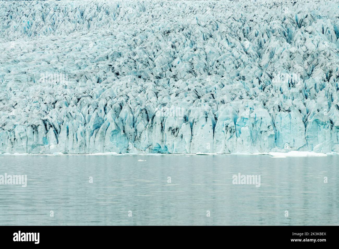Parete di ghiaccio e iceberg nella laguna del ghiacciaio di Fjallsarlon, paesaggio astratto, Islanda Foto Stock
