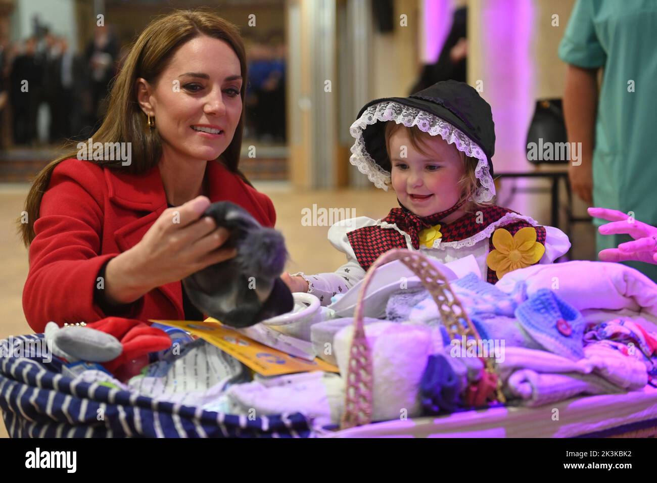 LA principessa del Galles incontra Charlotte Bunting, di due anni, vestita in costume nazionale gallese, durante una visita alla chiesa di San Tommaso, a Swansea, Galles. La chiesa risviluppata sostiene le persone nell'area locale e in tutta la città e la contea di Swansea con iniziative che includono una banca alimentare, i Baby Basics di Swansea, distribuendo articoli essenziali alle madri vulnerabili come articoli da toeletta e vestiti, strutture per i senzatetto, un caffè senza scopo di lucro, una cucina di formazione comunitaria, rete di distribuzione alimentare in eccesso che raccoglie i prodotti alimentari dai supermercati alla fine di ogni giornata e di Foto Stock