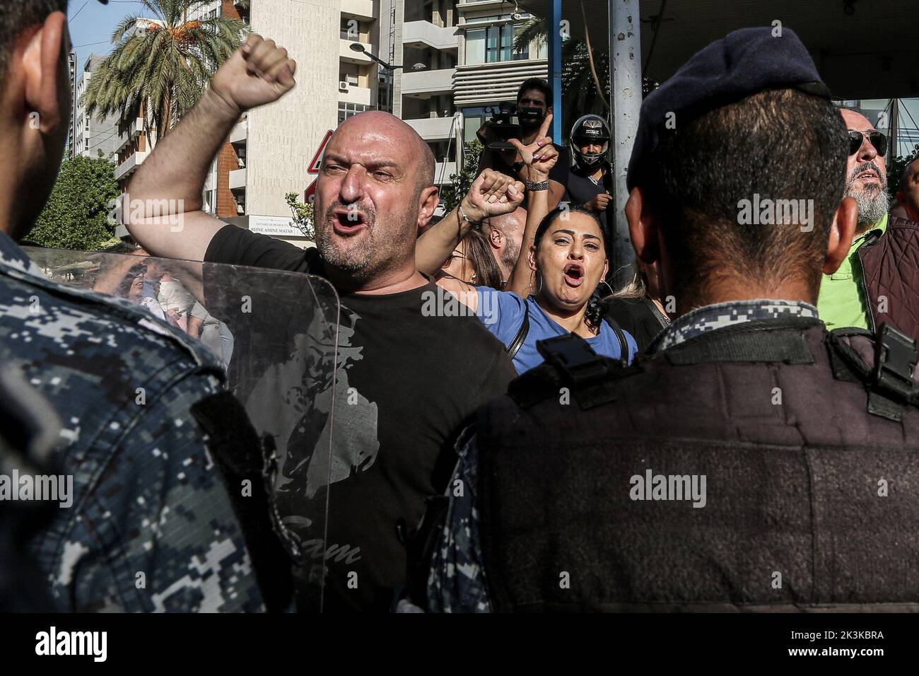 Beirut, Libano. 27th Set, 2022. I sostenitori del presidente libanese Michel Aoun cantano slogan mentre si trovano di fronte alla polizia antisommossa che li separa dalle famiglie delle vittime del 04 agosto 2020 l'esplosione del porto di Beirut, durante una protesta al di fuori del palazzo giudiziario di Beirut. Il consiglio giudiziario superiore si è riunito per discutere la nomina di un secondo giudice a un'indagine in stallo sull'esplosione che ha lasciato più di 200 persone morte. Credit: Marwan Naamani/dpa/Alamy Live News Foto Stock