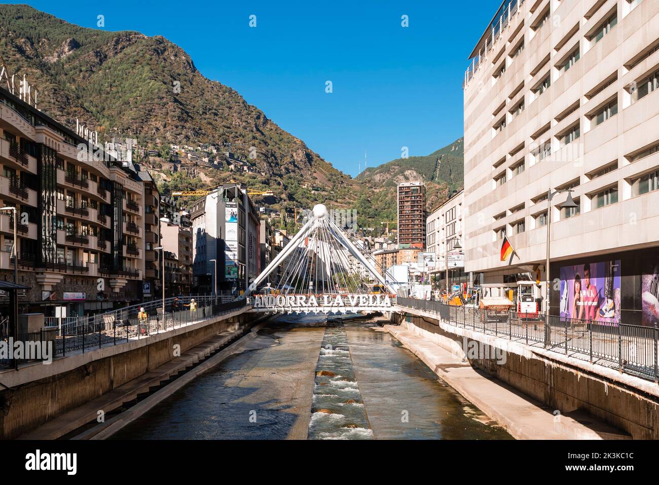 Andorra, Andorra; 2022, 27th luglio: Ponte di Parigi sul fiume Valira con le lettere turistiche della capitale del Principato di Andorra. Foto Stock