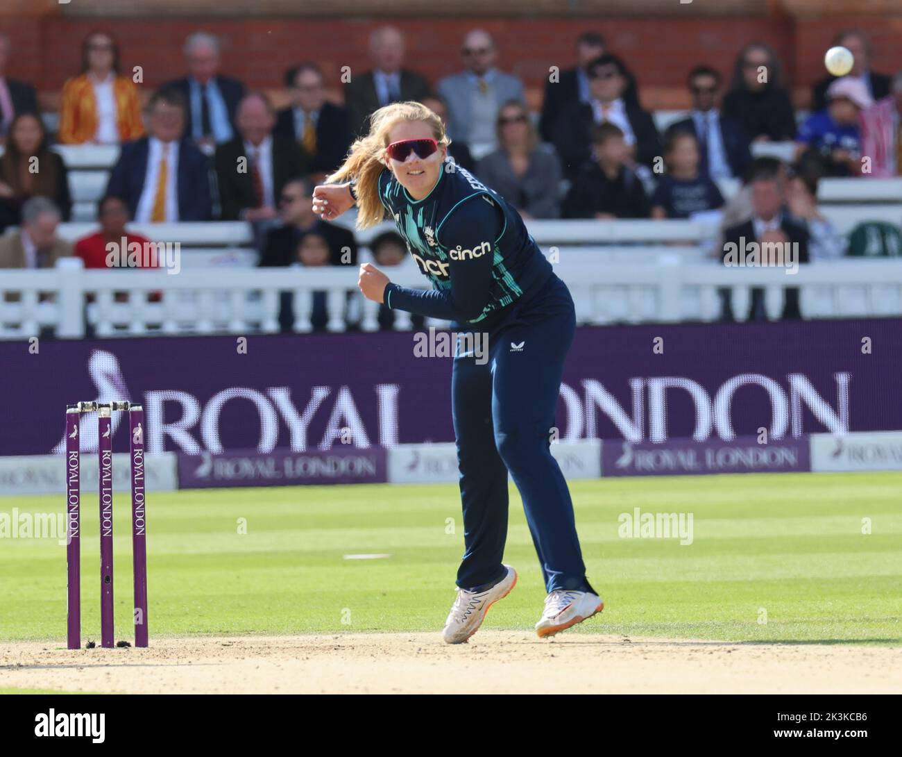 LONDRA INGHILTERRA - SETTEMBRE 24 :Inghilterra Sophie Ecclestone femminile durante la partita di una Giornata Internazionale delle Donne tra Inghilterra Donne contro Indi Foto Stock