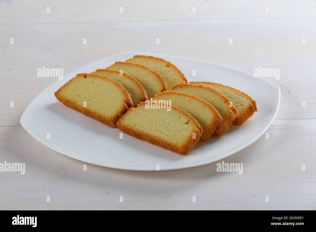 Torta secca isolata su fondo bianco Foto Stock