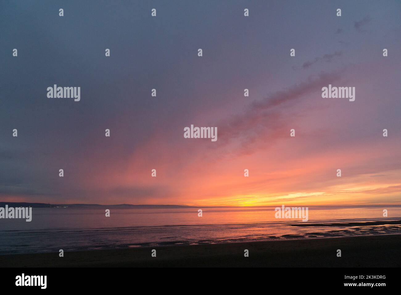 Tramonto dalla spiaggia di Burnham-on-Sea, Somerset, nel sud-ovest dell'Inghilterra. La spiaggia rivolta a ovest è perfetta per ammirare il tramonto Foto Stock