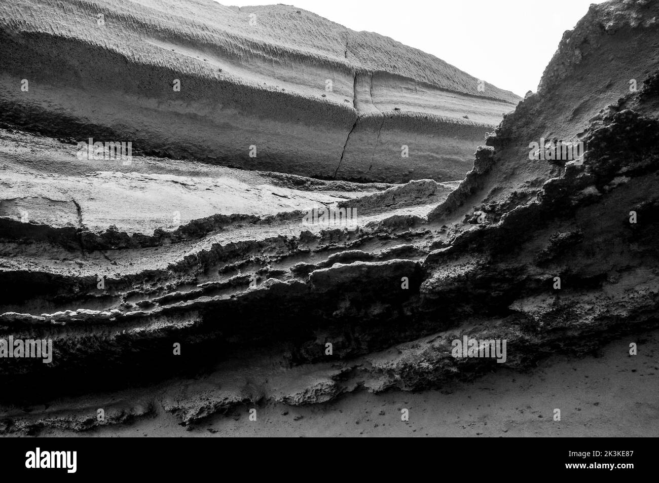 Calda vista verticale delle scogliere costiere nel nord del Cile Foto Stock