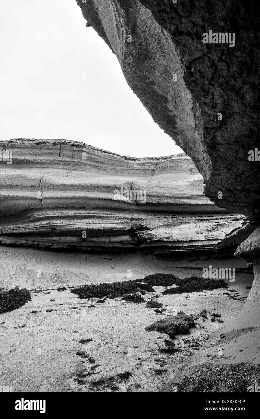 Calda vista verticale delle scogliere costiere nel nord del Cile Foto Stock