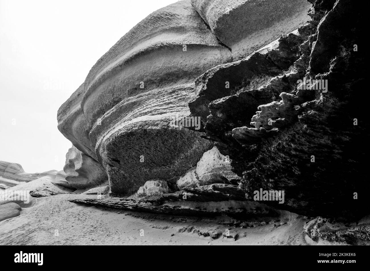 Calda vista verticale delle scogliere costiere nel nord del Cile Foto Stock
