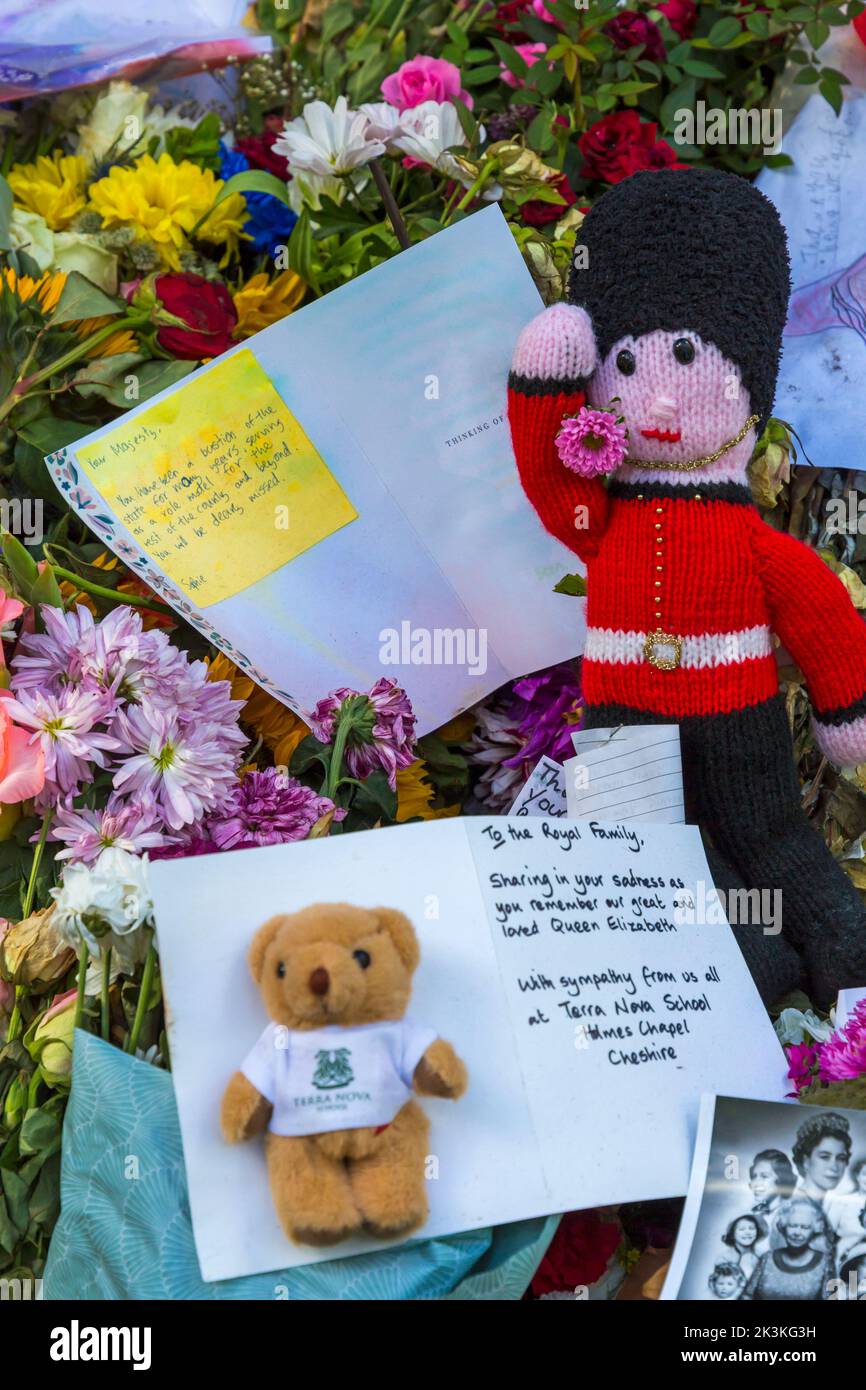 Messaggi poignant e tributi floreali alla fine della Regina Elisabetta II a Green Park, Londra UK nel mese di settembre - i fiori sono appassionanti ma i ricordi indugiano Foto Stock