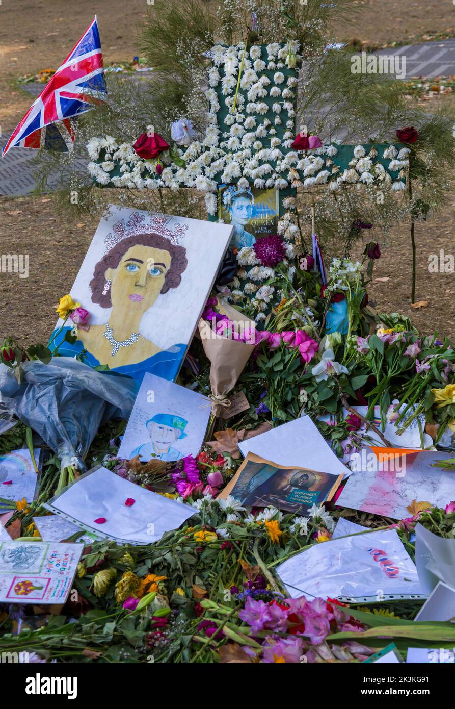 Messaggi poignant e tributi floreali alla fine della Regina Elisabetta II a Green Park, Londra UK nel mese di settembre - i fiori sono appassionanti ma i ricordi indugiano Foto Stock