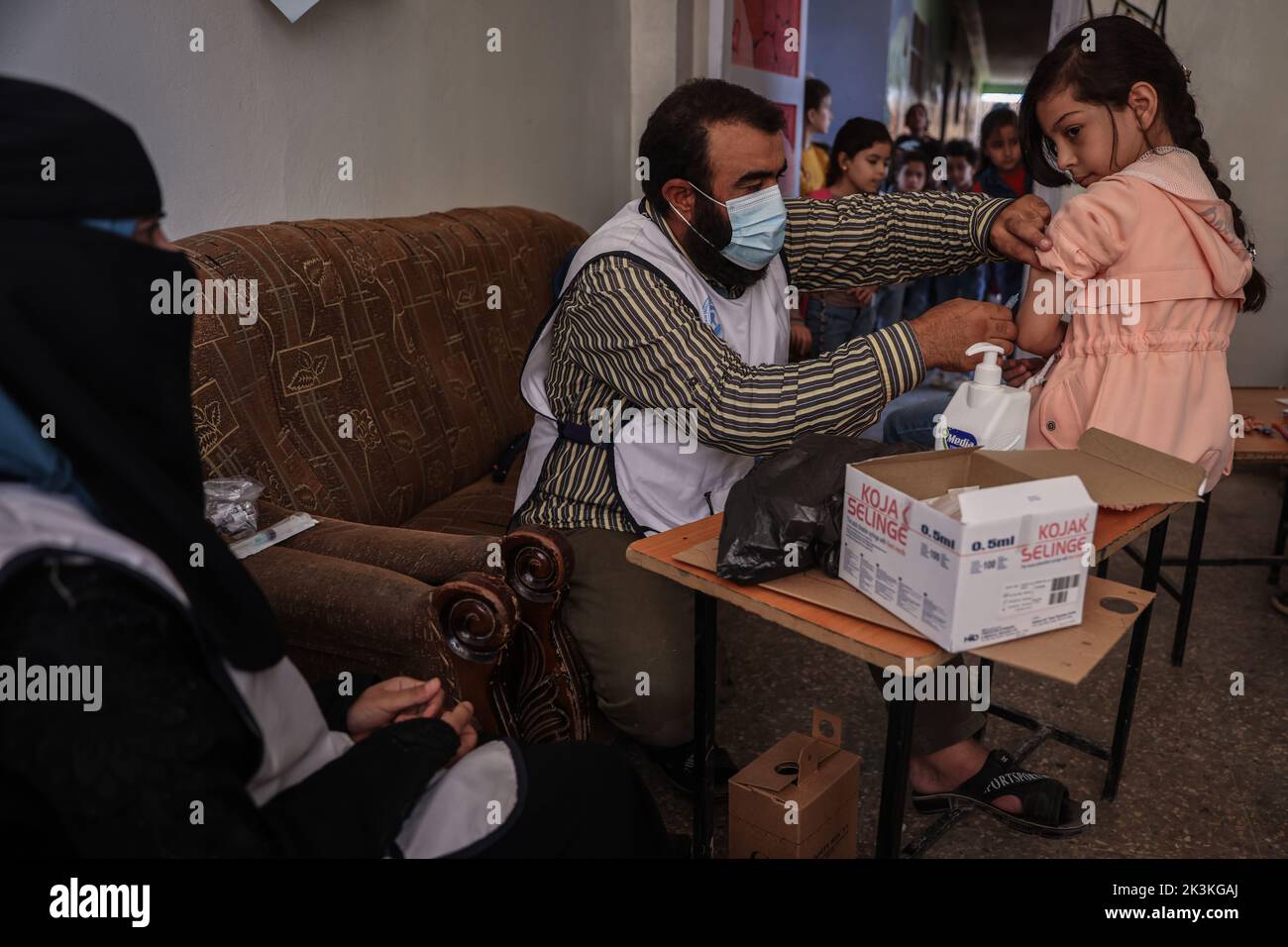 Aldana, Siria. 26th Set, 2022. I bambini siriani ricevono un vaccino Rubella in una scuola del villaggio di Aldana. La squadra siriana per i vaccini ha lanciato una campagna di vaccinazione urgente contro la rosolia, a causa di un'elevata incidenza, contemporaneamente all'insorgenza di casi di colera in Idlib. Credit: ANAS Alkharboutli/dpa/Alamy Live News Foto Stock
