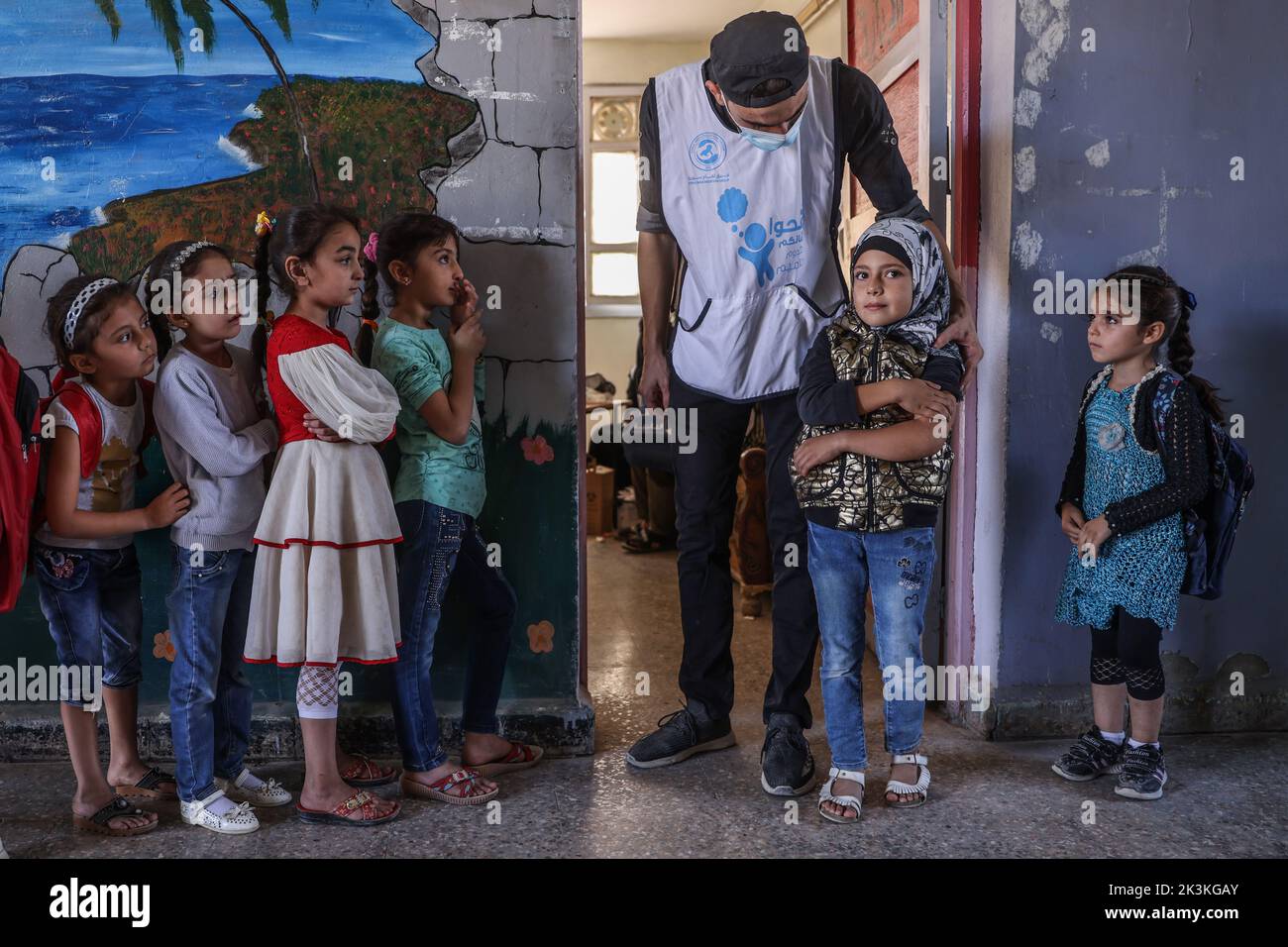 Aldana, Siria. 26th Set, 2022. I bambini siriani si allinea per ricevere un vaccino Rubella in una scuola nel villaggio di Aldana. La squadra siriana per i vaccini ha lanciato una campagna di vaccinazione urgente contro la rosolia, a causa di un'elevata incidenza, contemporaneamente all'insorgenza di casi di colera in Idlib. Credit: ANAS Alkharboutli/dpa/Alamy Live News Foto Stock